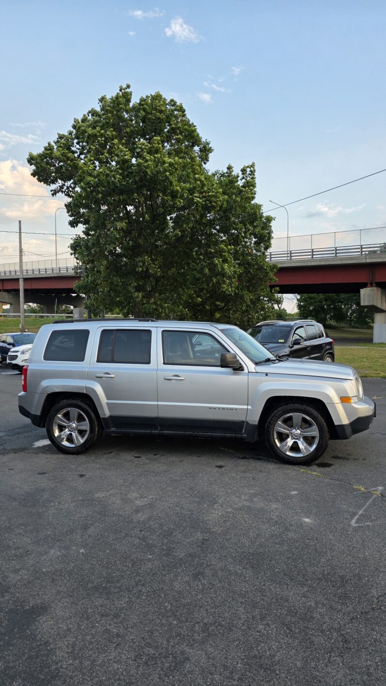 
								2013 Jeep Patriot Latitude Sport Utility 4D full									