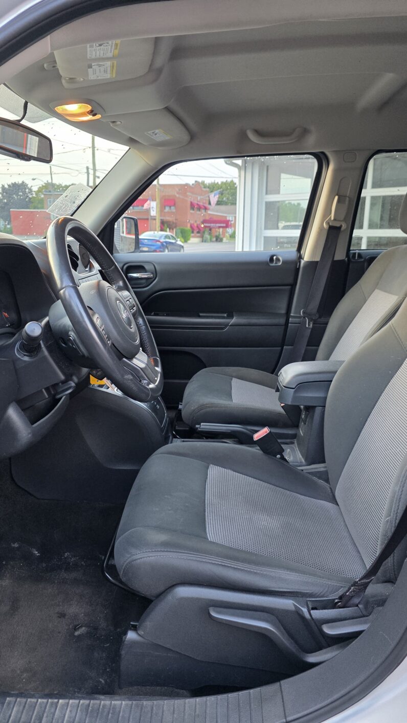 
								2013 Jeep Patriot Latitude Sport Utility 4D full									