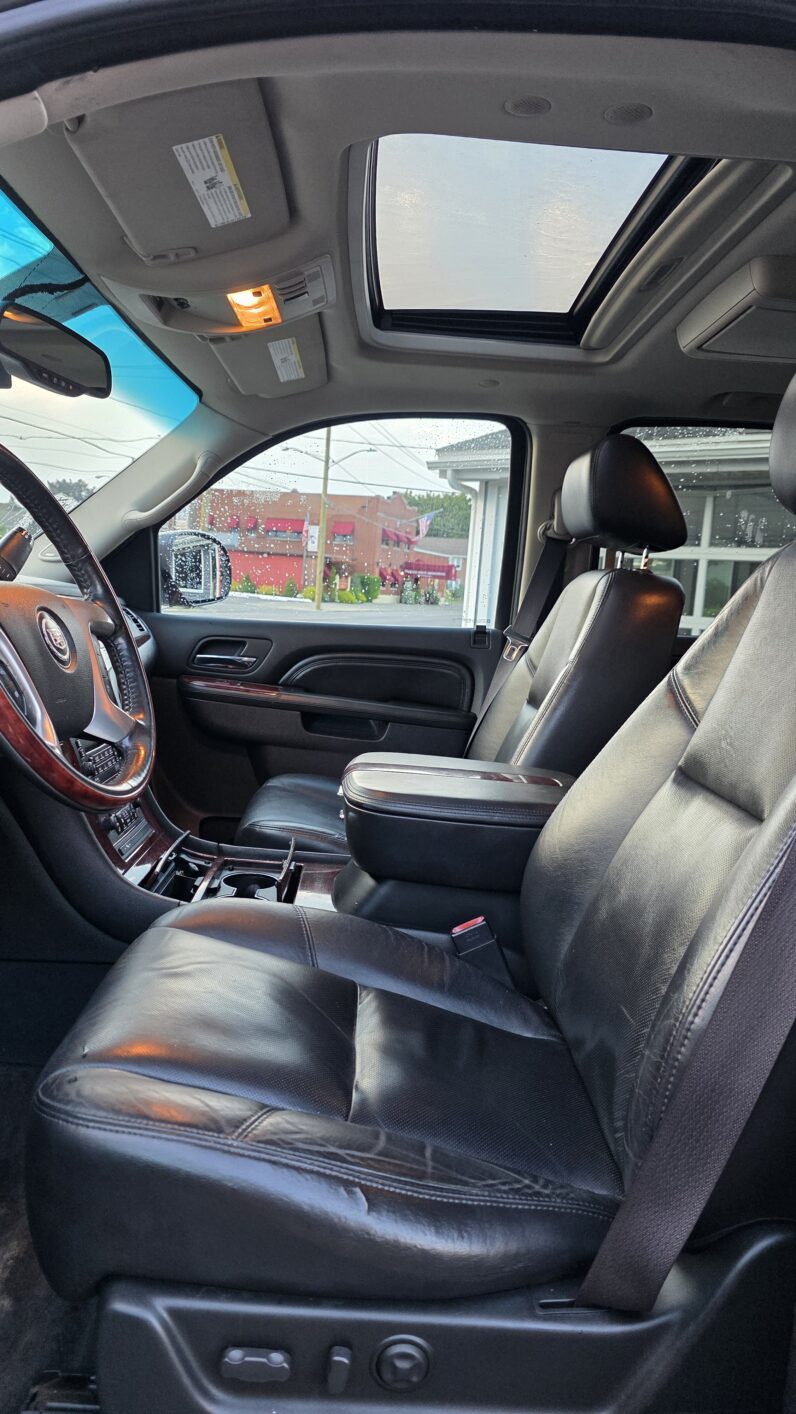 
								2010 Cadillac Escalade Sport Utility 4D full									