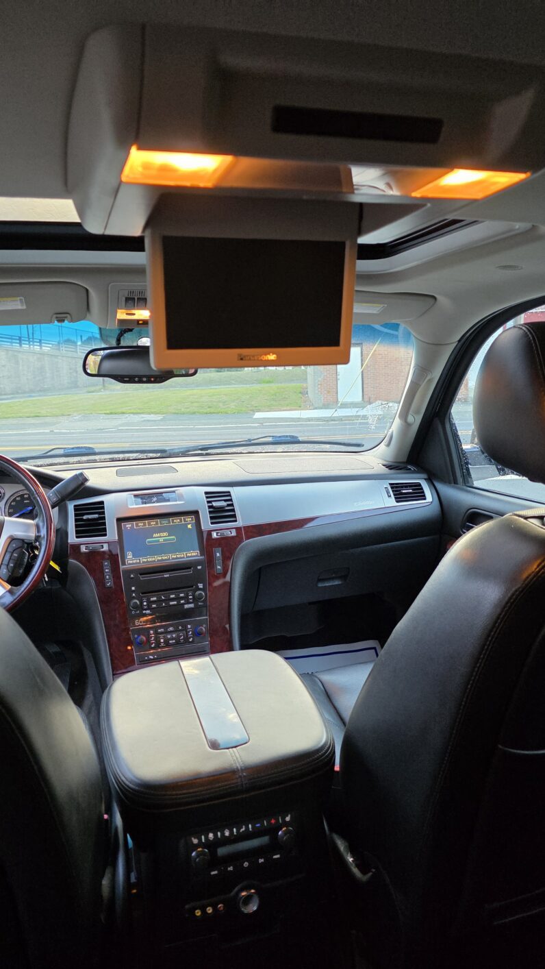 
								2010 Cadillac Escalade Sport Utility 4D full									