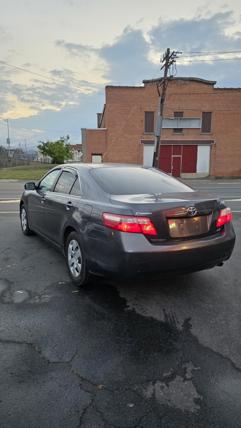 
								2009 Toyota Camry Sedan 4D full									
