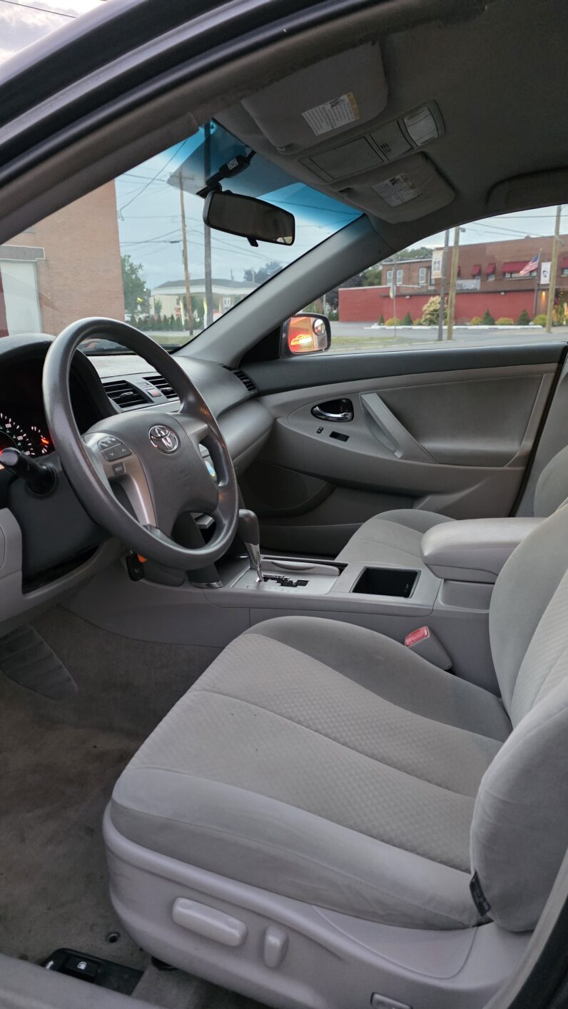 
								2009 Toyota Camry Sedan 4D full									