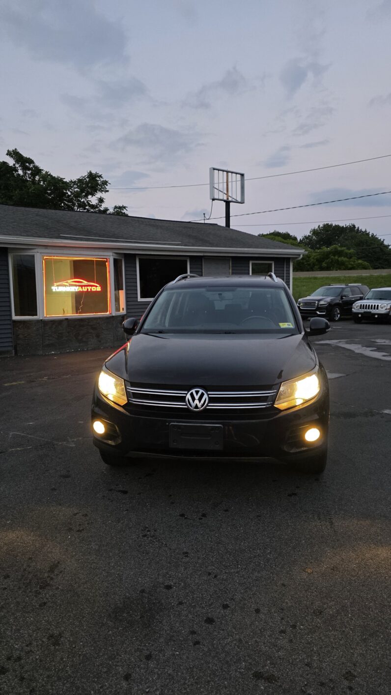 
								2013 Volkswagen Tiguan 2.0T SE 4Motion Sport Utility 4D full									