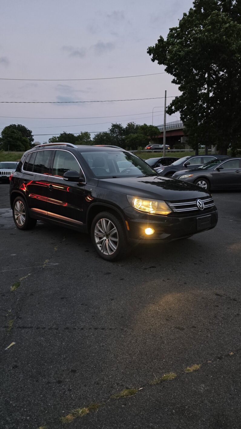 
								2013 Volkswagen Tiguan 2.0T SE 4Motion Sport Utility 4D full									
