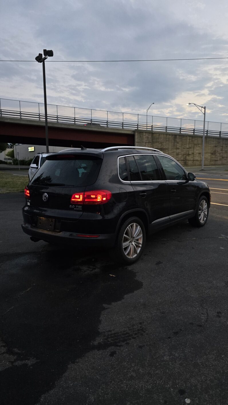 
								2013 Volkswagen Tiguan 2.0T SE 4Motion Sport Utility 4D full									