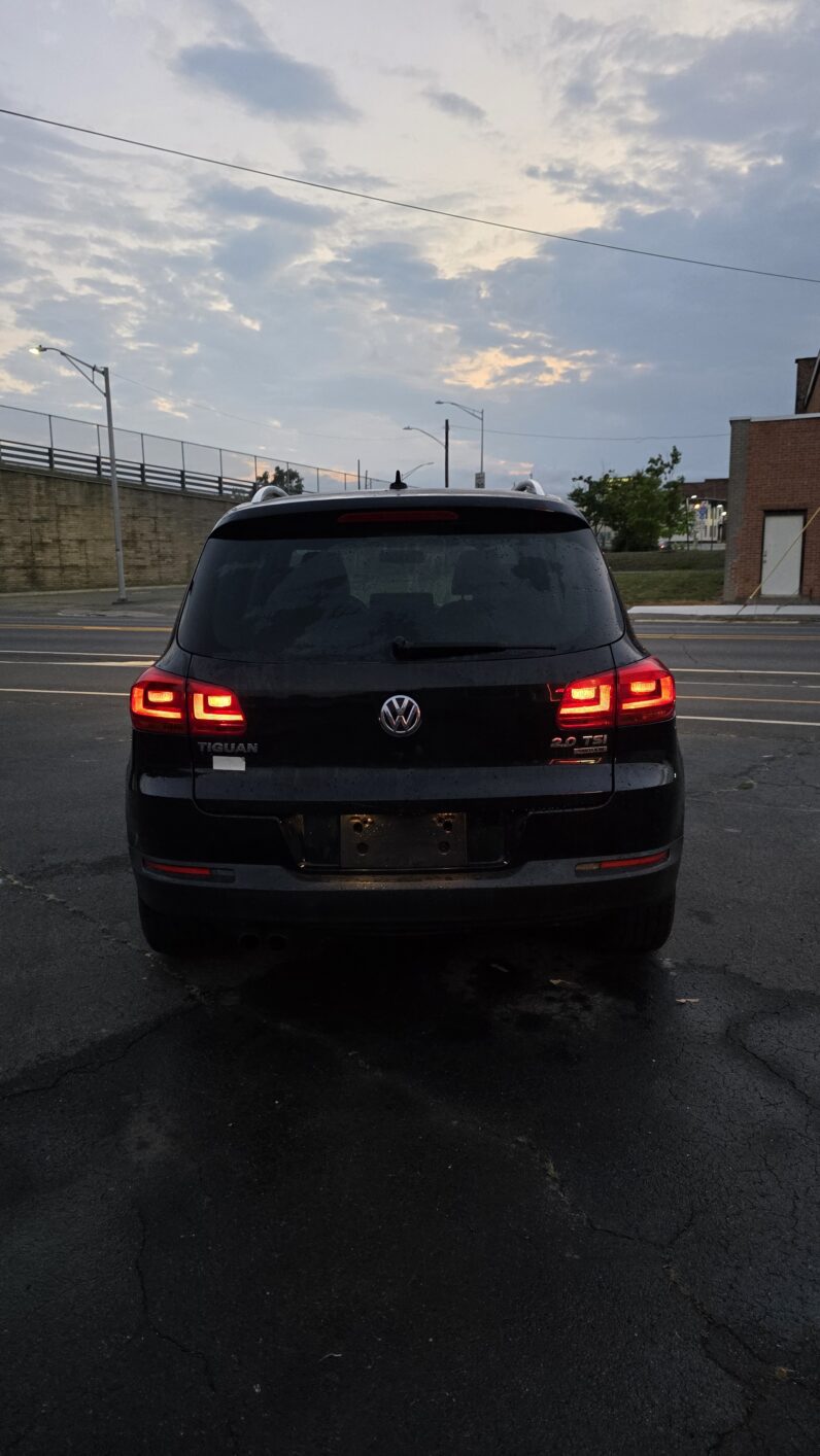 
								2013 Volkswagen Tiguan 2.0T SE 4Motion Sport Utility 4D full									